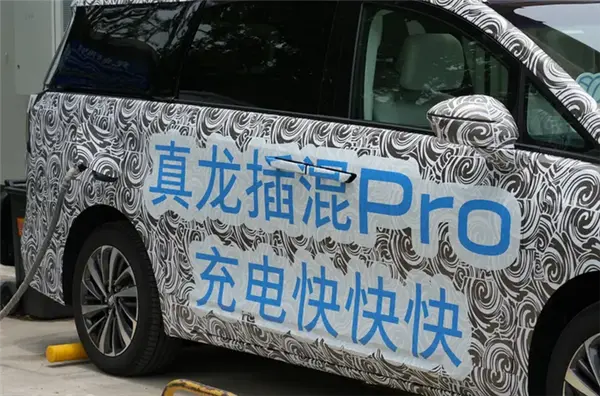 別克全新GL8陸尊諜照曝光：同級唯一5C超充 10%-65%僅需15分鐘