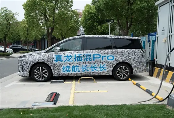 別克全新GL8陸尊諜照曝光：同級唯一5C超充 10%-65%僅需15分鐘