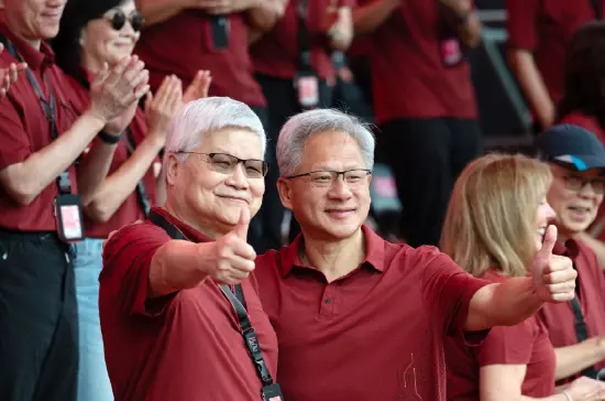 黃仁勛身著紅色短袖現(xiàn)身臺(tái)積電運(yùn)動(dòng)會(huì) 與魏哲家豎大拇指合影